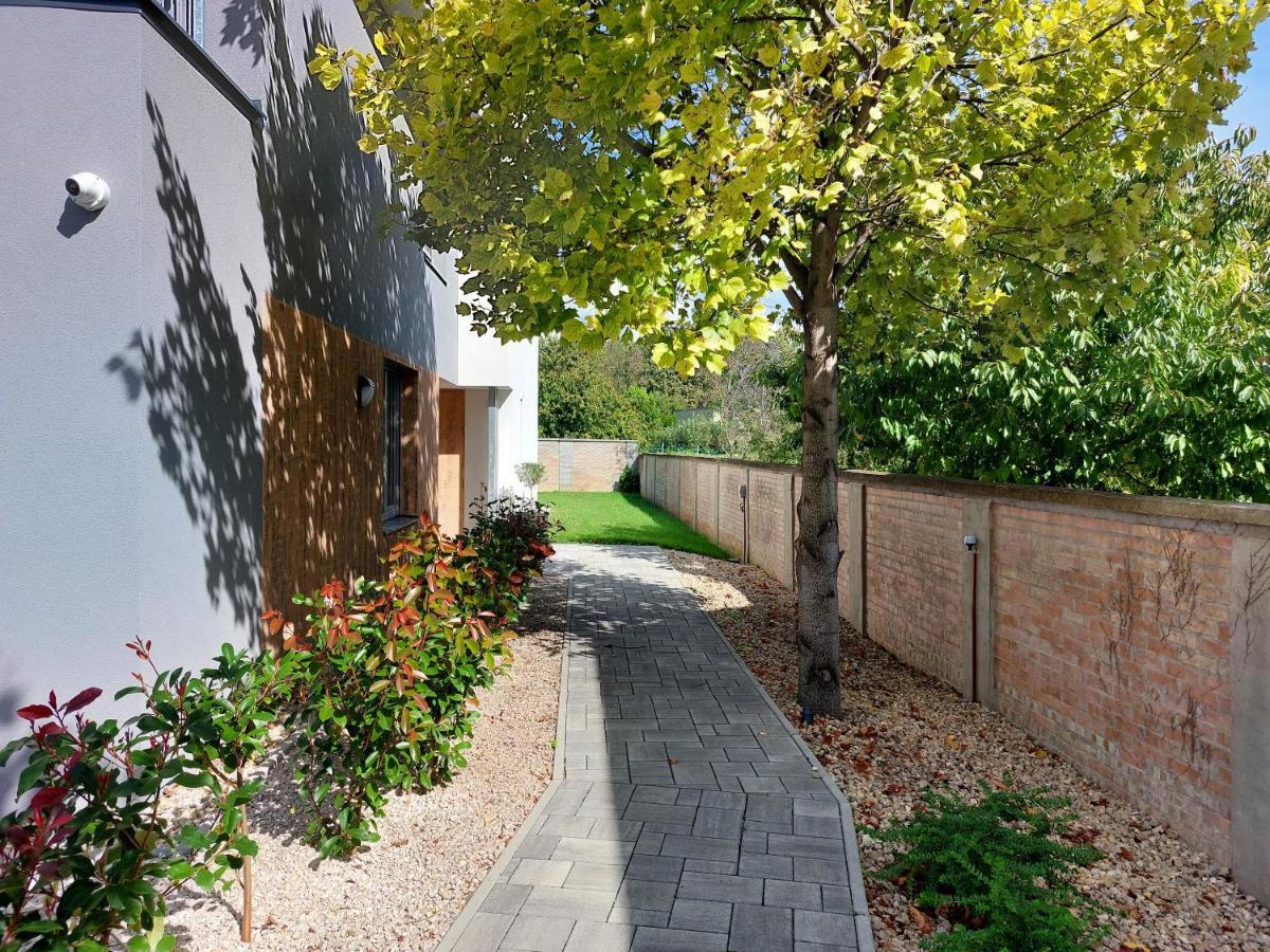 Linden Apartman 002 - Adults Only Mosonmagyarovar Luaran gambar